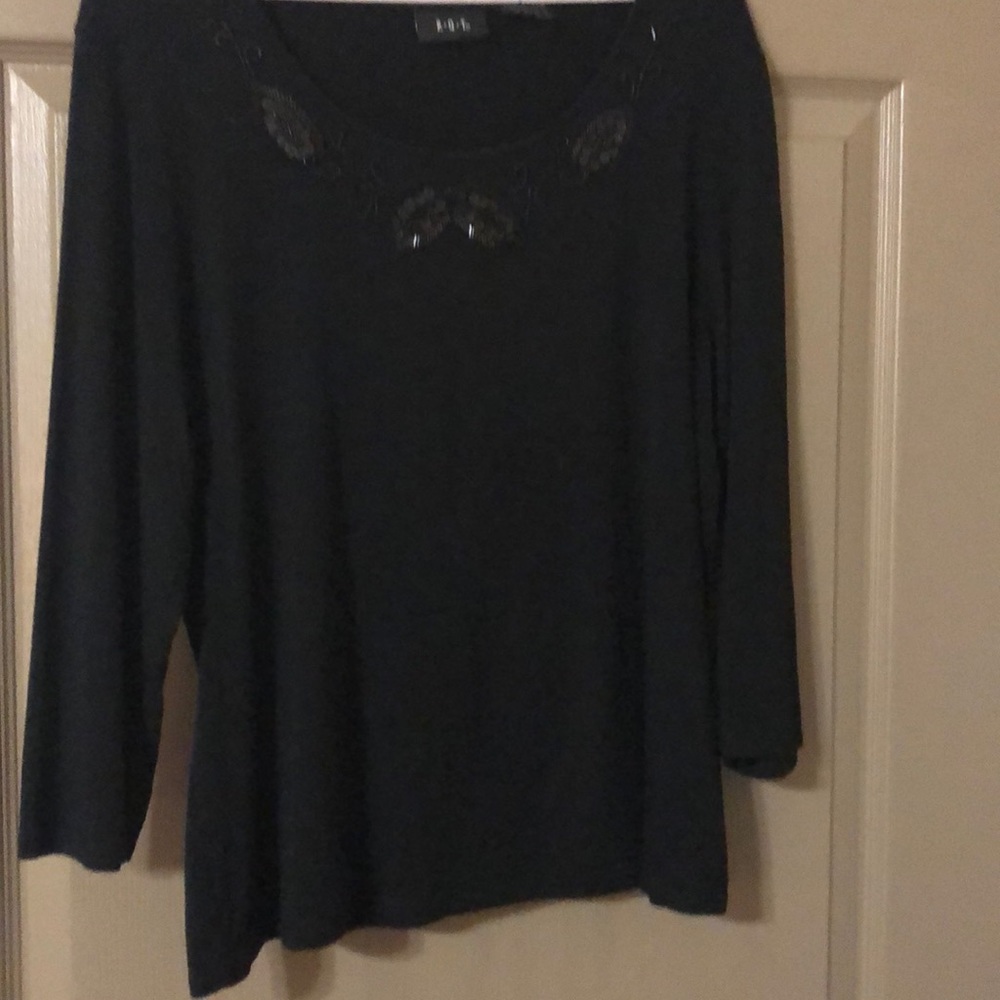 RQT Women’s sequined black long sleeve top.